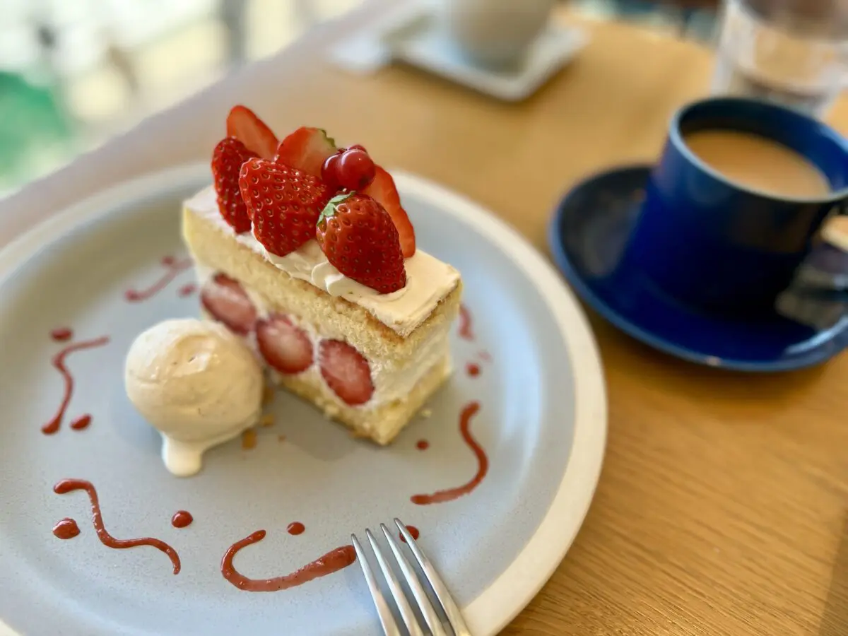 桜の開花が待ち遠しい場所「キハチカフェ」でストロベリーフェア開催中