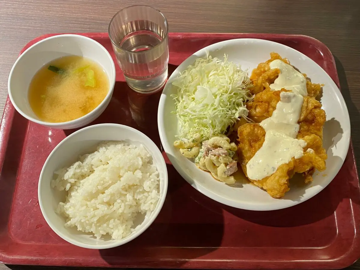 カフェラウンジ万葉の小径」でボリューム満点の学食ランチ | ロコっち