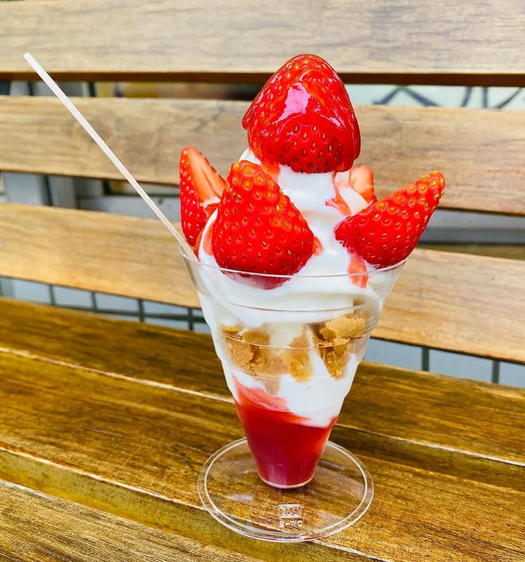 ケーキ屋の特製パフェ「ベルグの4月」本店限定 | ロコっち - たまプラーザ