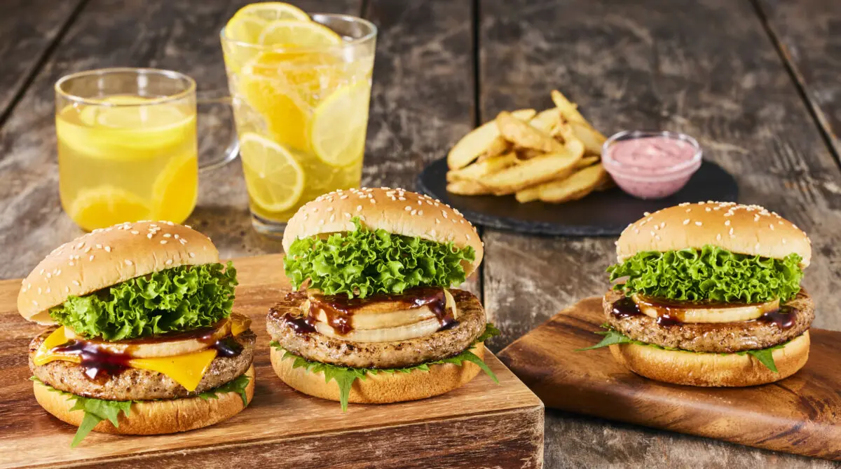 新品未使用　De bon coeur マトラッセ　パーカー セール】CECIL McBEE（セシルマクビー）レオパードロゴ プルオーバー