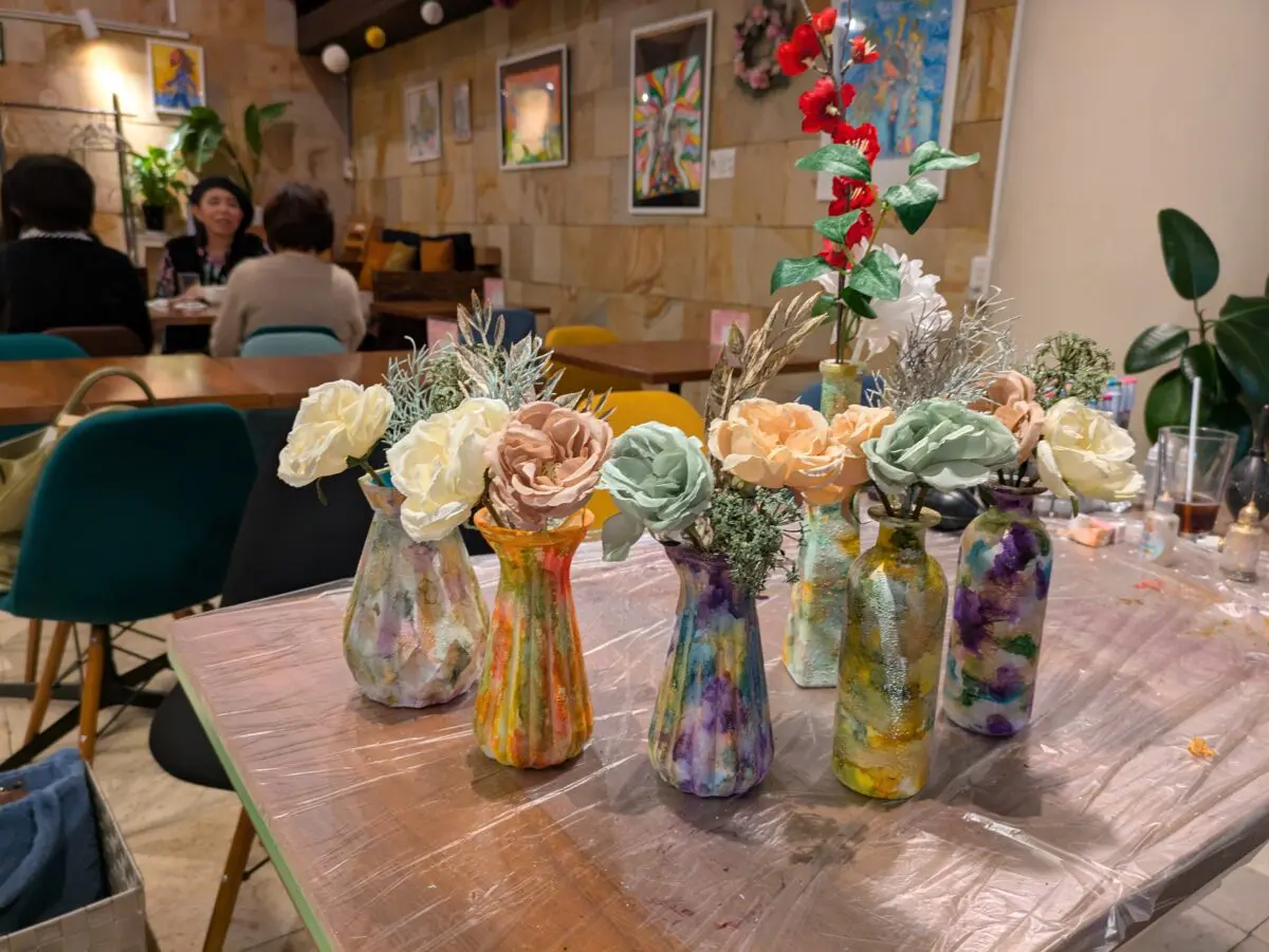 カフェで体験！さやか先生の「アルコールインクアート」 | ロコっち