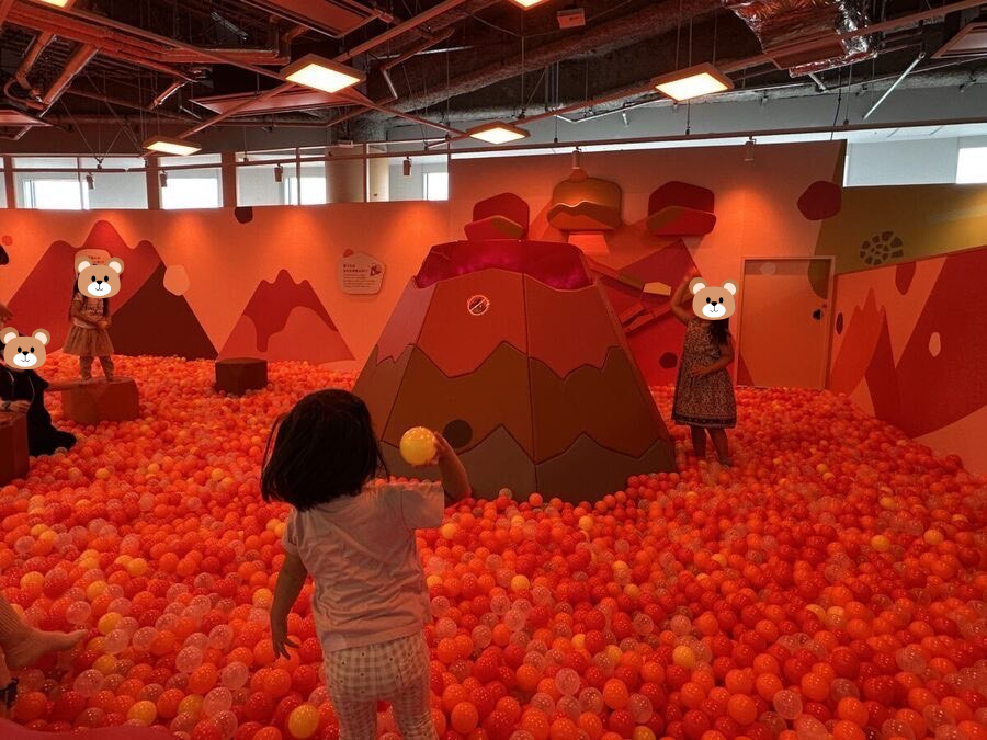 ちきゅうのにわ　火山エリアのボールプール